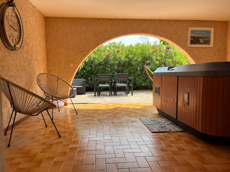 Bas De Villa 70M2 Independant Avec Espace Jacuzzi Prive Le Lavandou Luaran gambar