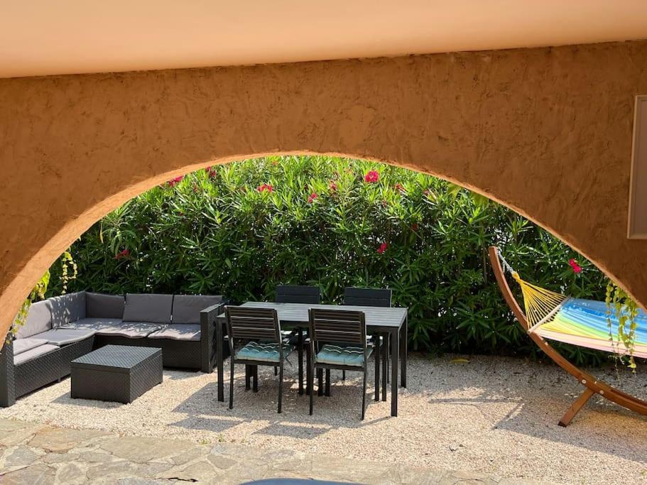 Bas De Villa 70M2 Independant Avec Espace Jacuzzi Prive Le Lavandou Luaran gambar