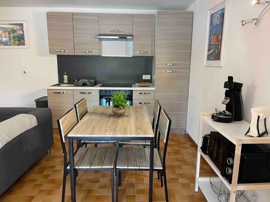 Bas De Villa 70M2 Independant Avec Espace Jacuzzi Prive Le Lavandou Luaran gambar