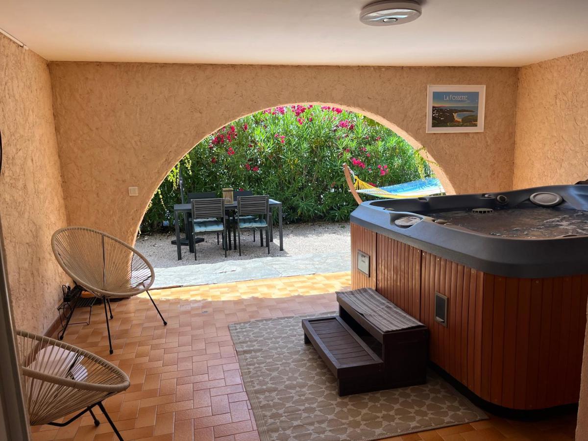 Bas De Villa 70M2 Independant Avec Espace Jacuzzi Prive Le Lavandou Luaran gambar