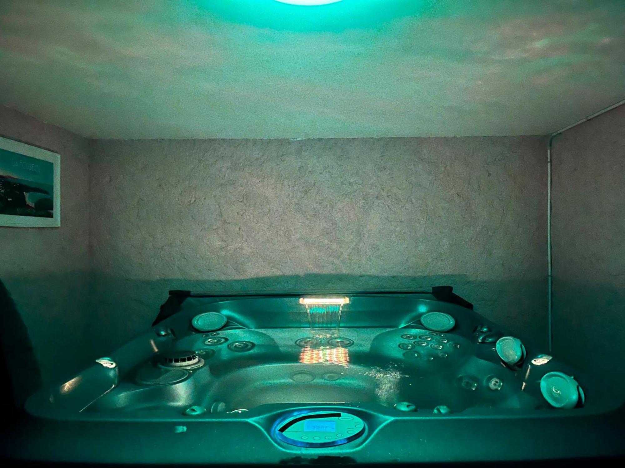 Bas De Villa 70M2 Independant Avec Espace Jacuzzi Prive Le Lavandou Luaran gambar